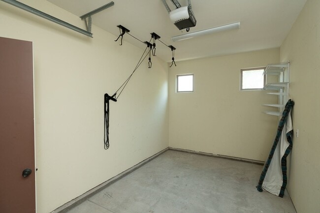Building Photo - 3 Bedroom Townhome in Crown Point – Pacific Beach