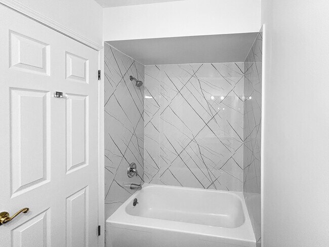 Building Photo - 5011 E Valley Ln