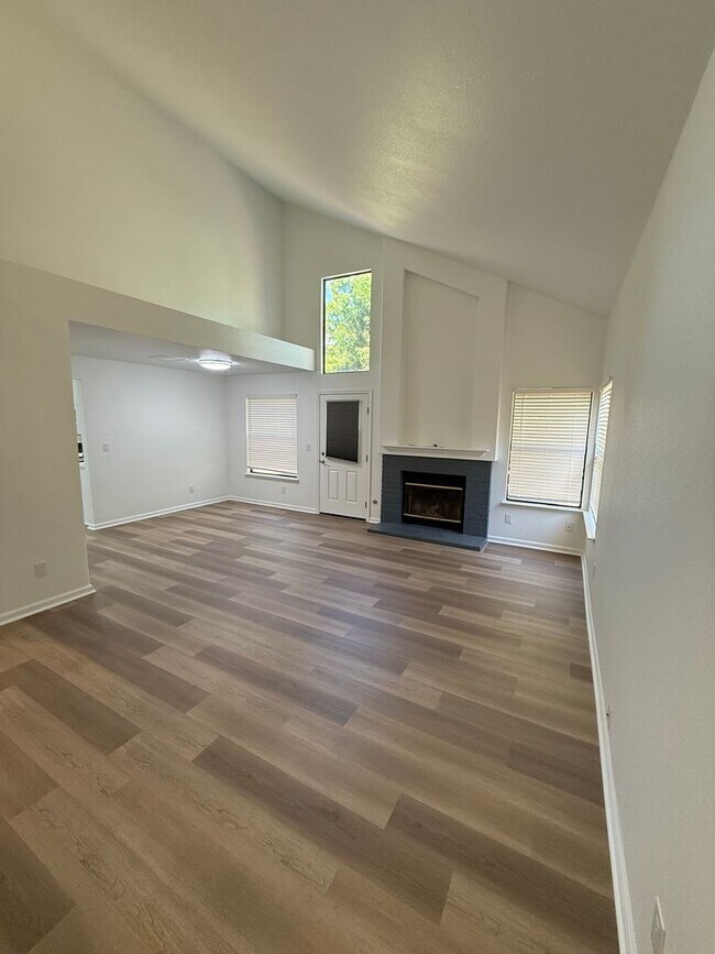 Building Photo - 3 BEDROOM COURT LOCATION