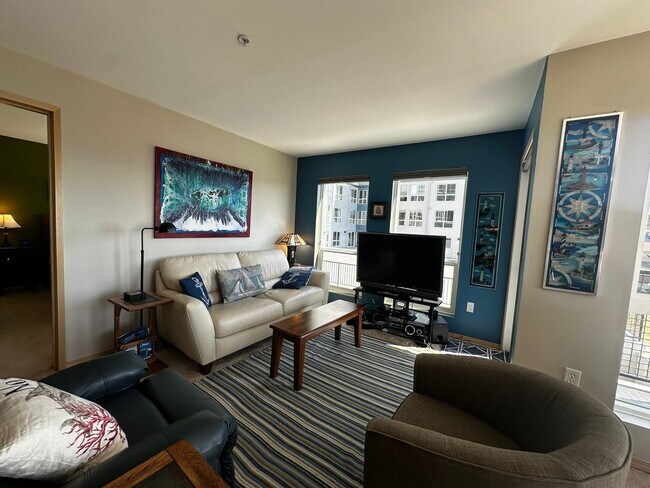 Building Photo - Fully Furnished Downtown Everett Condo wit...
