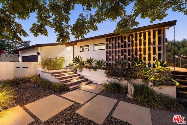 Building Photo - 2652 Byron Pl