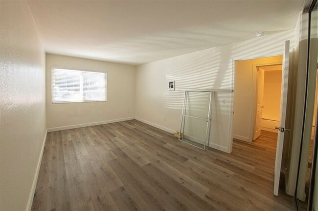 Building Photo - 2BR/1BA Clairemont Condo Freshly Painted, New Vinyl Plank Flooring Throughout Patio, 1 Parking Space
