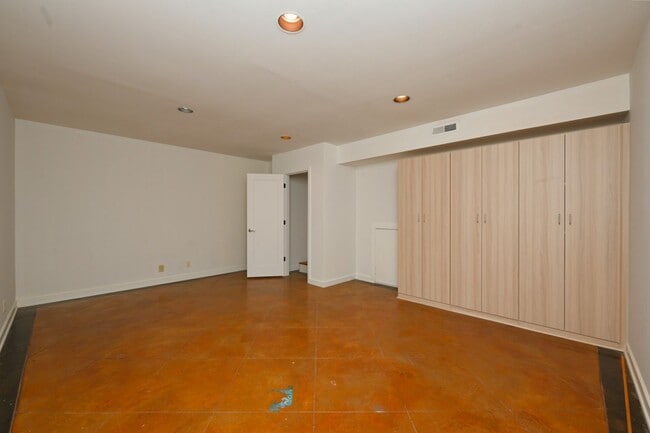 Building Photo - **PERFECTLY SITUATED TOWNHOME IN GREEN HIL...