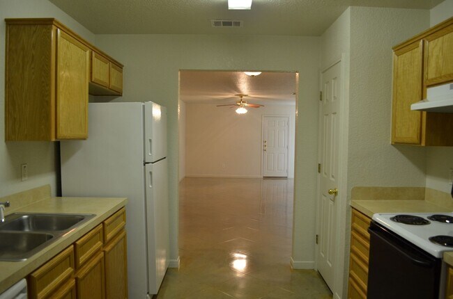 Building Photo - 911 LW