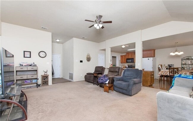 Building Photo - Spacious 4 Bedroom Home