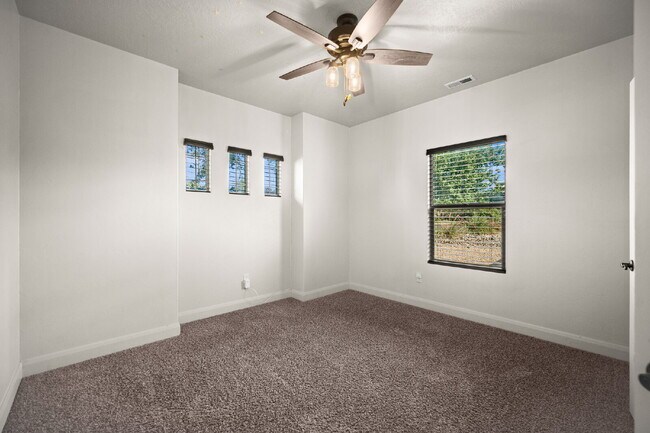 Building Photo - "Spacious 5-Bed Oasis with 3 Baths in Washington, UT – 3,171 Sq Ft of Comfort!"