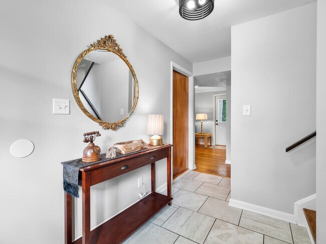 Building Photo - 670 Treeside Dr