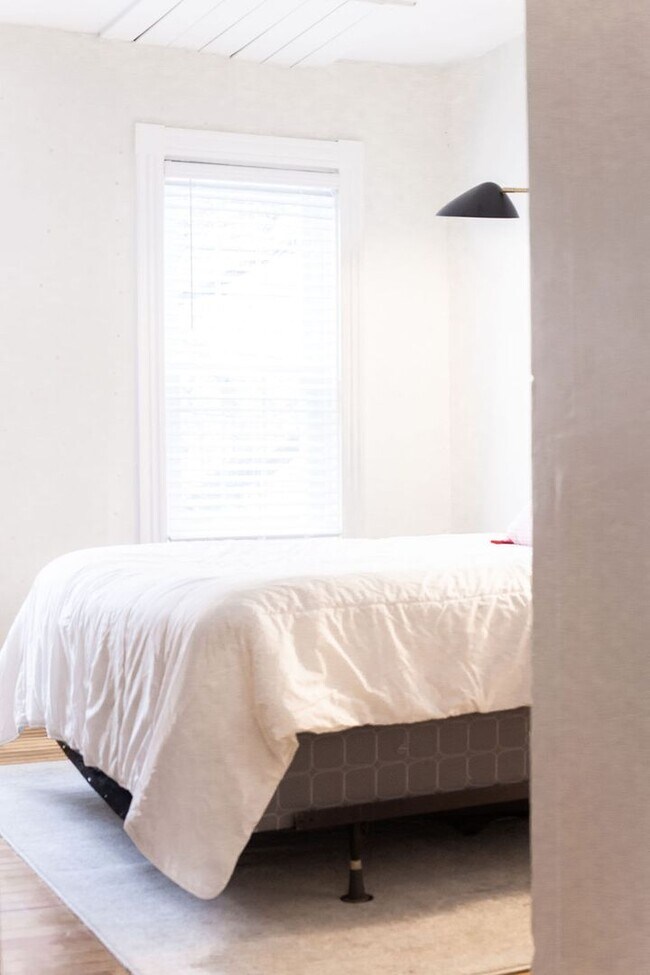 Building Photo - 220 W Chestnut St