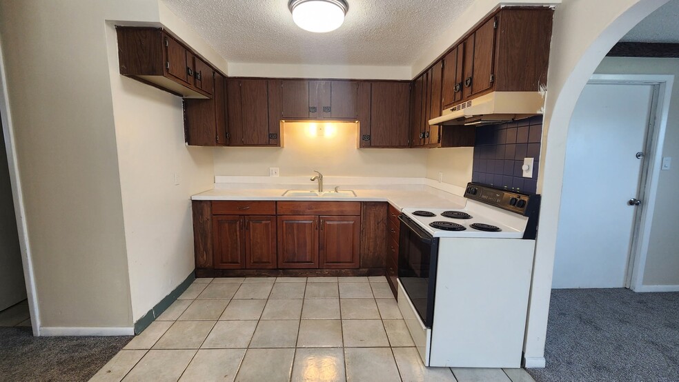 Building Photo - 194 Mead St