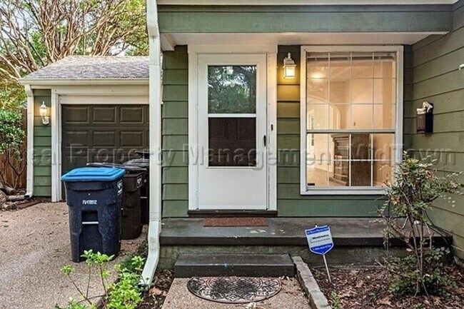 Building Photo - Charming home located in Ridglea North