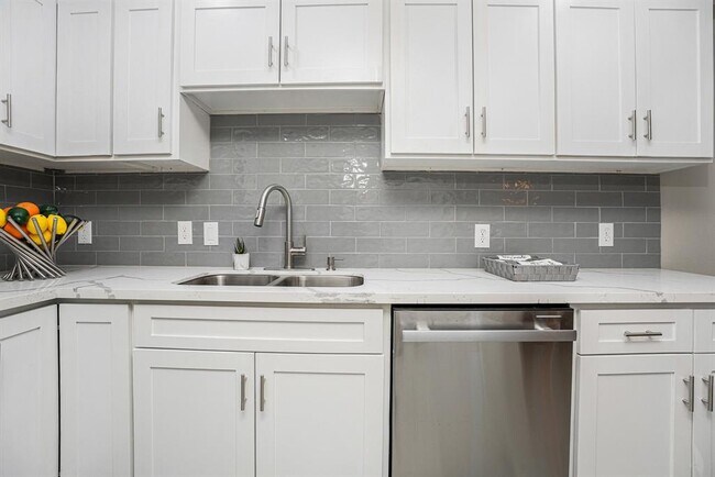 Building Photo - 812 7th St N