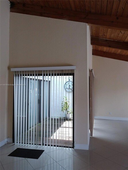 Building Photo - 2675 Parkview Dr S