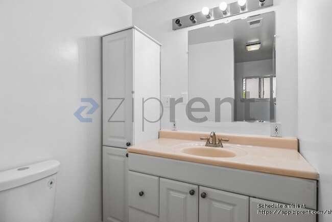 Building Photo - 909 N Estates Dr