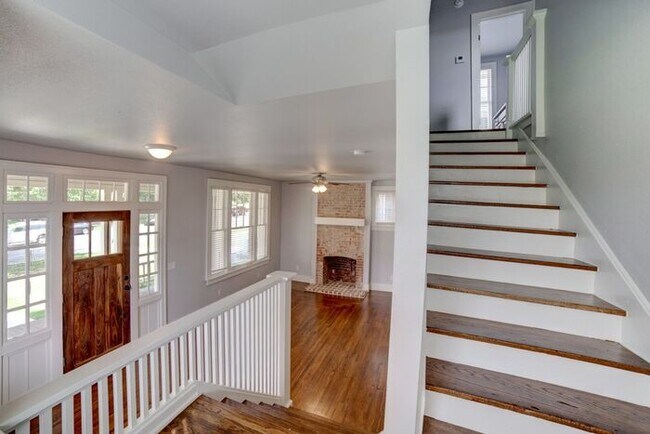 Building Photo - Downtown 3/2.5 Fully Remodeled!