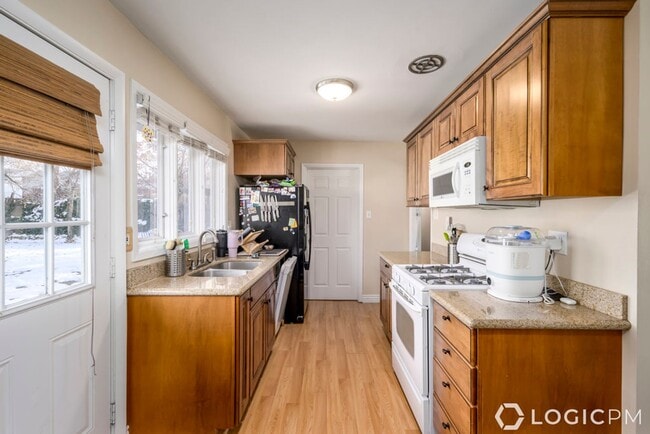 Building Photo - 6845 S Greenfield Way