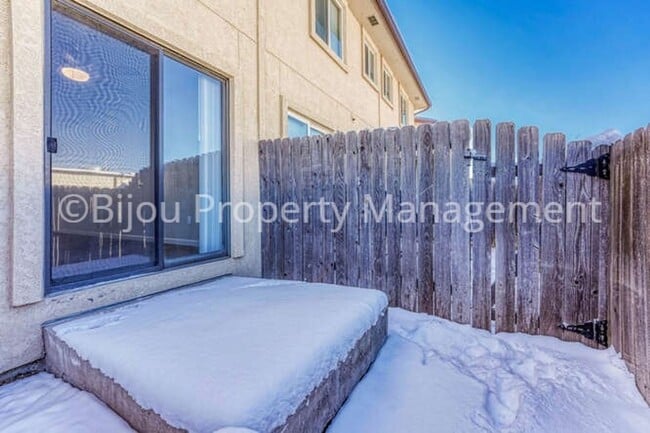 Building Photo - Completely Renovated Townhome