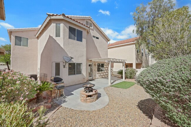 Building Photo - Gorgeous home with new flooring throughout and a Community Pool!