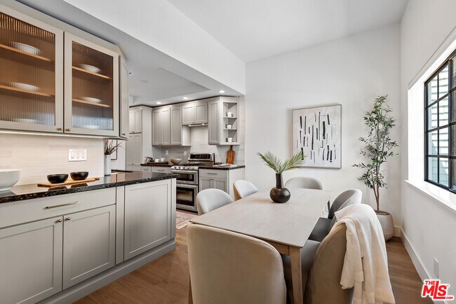 Building Photo - 3516 Vía Dolce