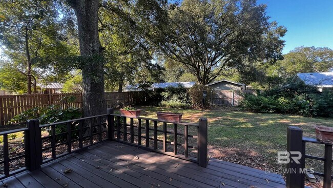 Building Photo - 905 Van Ave