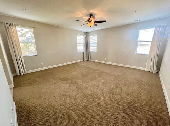 Building Photo - Elegant and Spacious Home with Pool & Park Views in Prime Roseville Location!