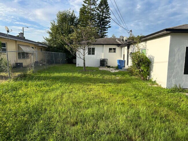 Building Photo - "Charming 3-Bedroom Home in St. Petersburg with Spacious 1,199 Sq Ft Layout!"