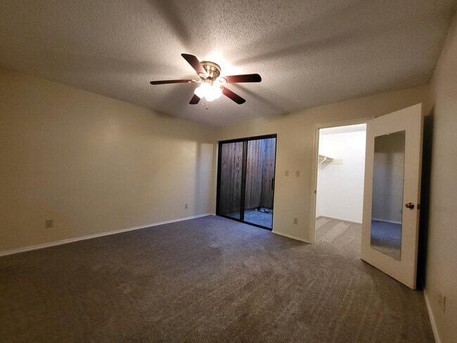Building Photo - 547 Fairway Dr