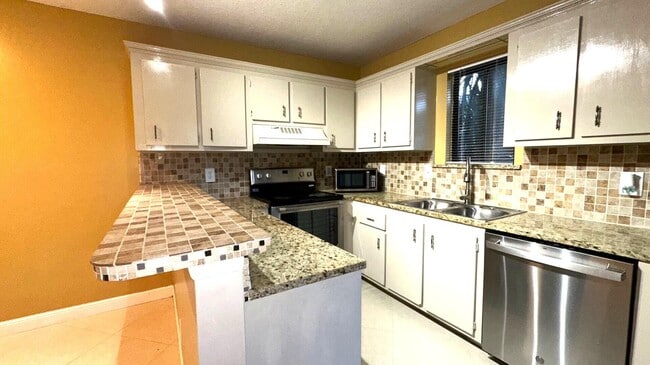 Building Photo - 303 Waterview Dr