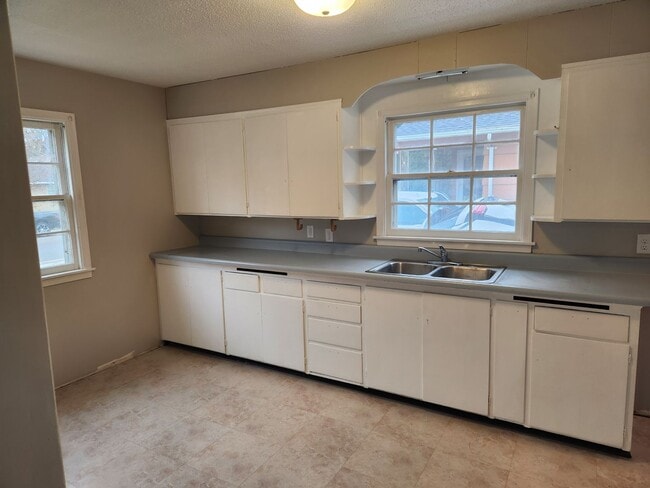 Building Photo - 4 bed 1 bath single family house.