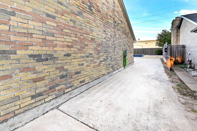 Building Photo - 215 Gentilly Dr