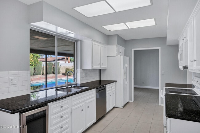 Building Photo - 8558 E Vía De Viva