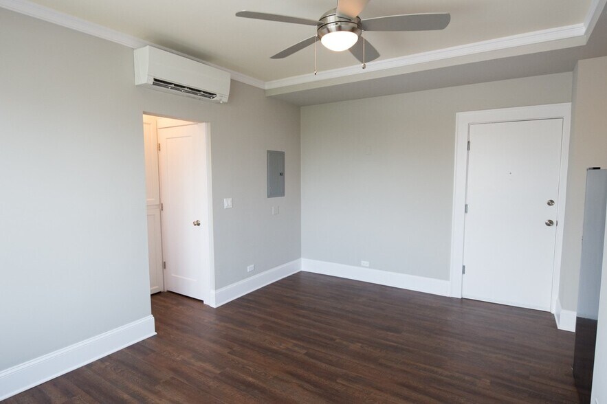 Building Photo - 817 W Lakeside Pl