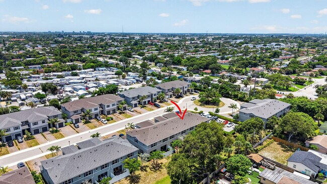 Building Photo - 160 Bandol St
