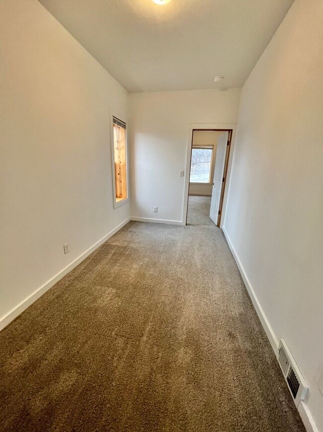 Building Photo - 424 W 6th St