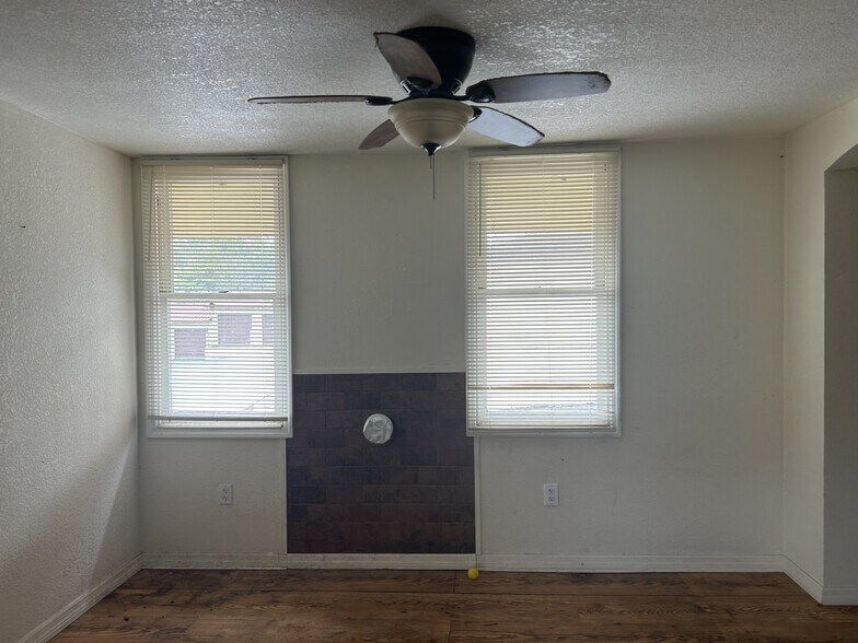 Living Room 2 Unit A - 613 N Dixie Ave