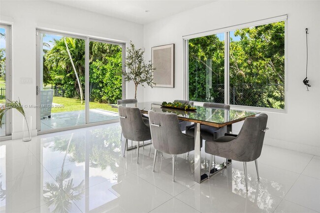 Building Photo - 6050 La Gorce Dr