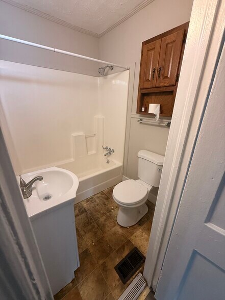 Building Photo - 407 Glencrest St