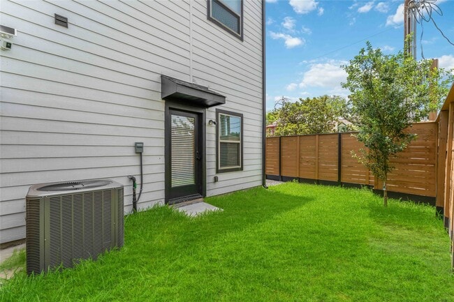 Building Photo - 2341 Eagle St