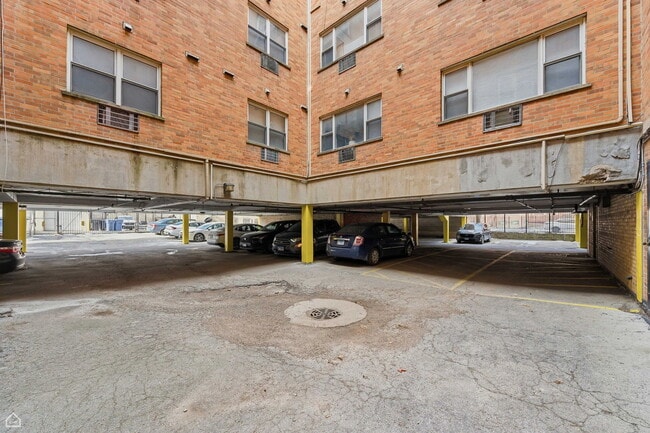 Building Photo - 5920 N Kenmore Ave