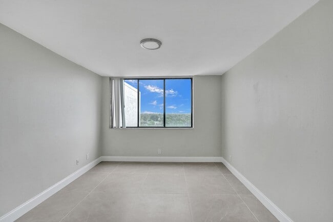Building Photo - 4810