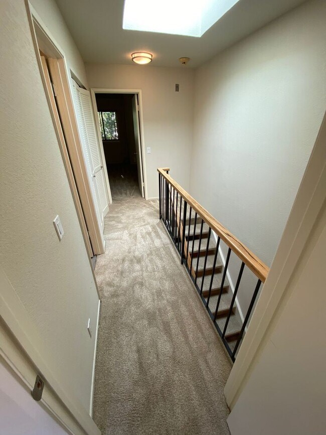 Building Photo - $4900-  Mountain View Townhouse-2 bedroom 2.5 bath.