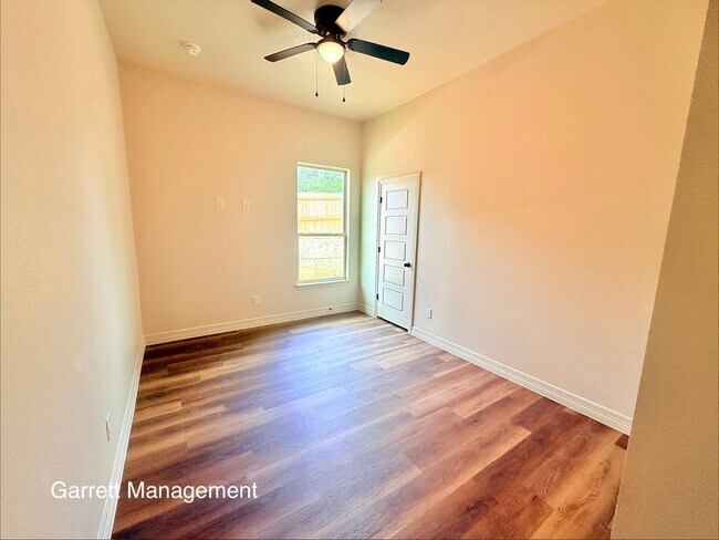 Building Photo - 207 N Ridge