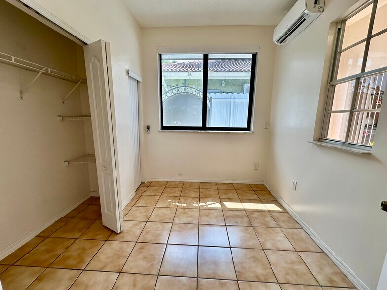 Building Photo - 6500 SW 160th Ct