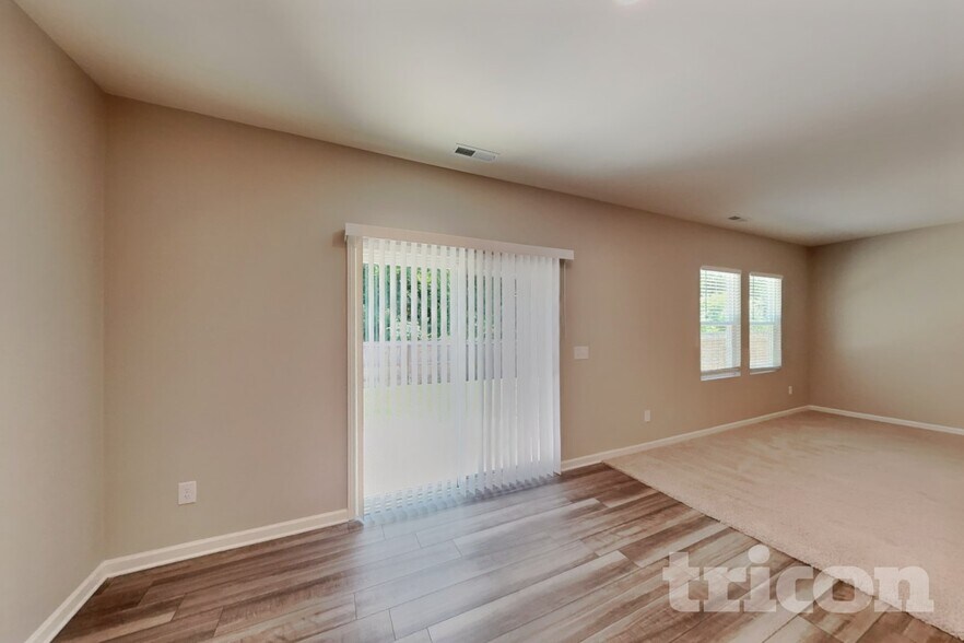 Building Photo - 105 Mdw Vis Ln