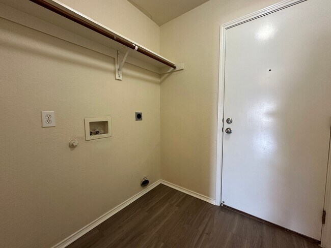 Building Photo - 7110 Creekstone