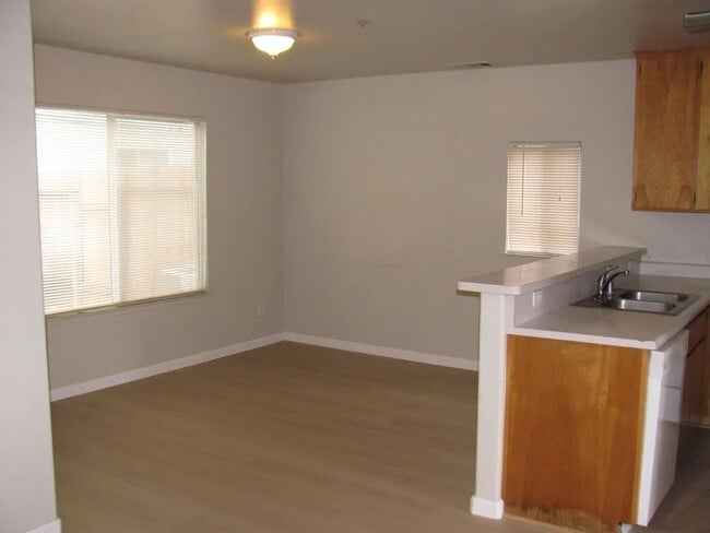 Building Photo - 461 Summertree Ln