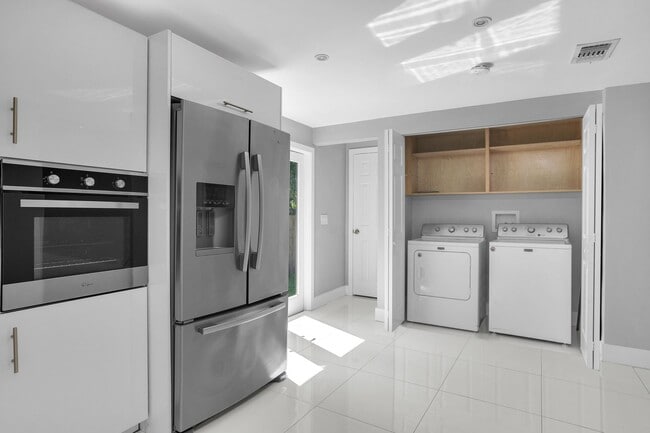 Building Photo - Beautiful California Style Hollywood Home