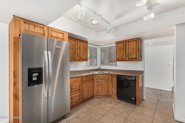 Building Photo - 3418 S Oak St