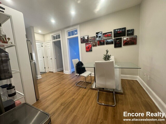 Building Photo - 843 Beacon St