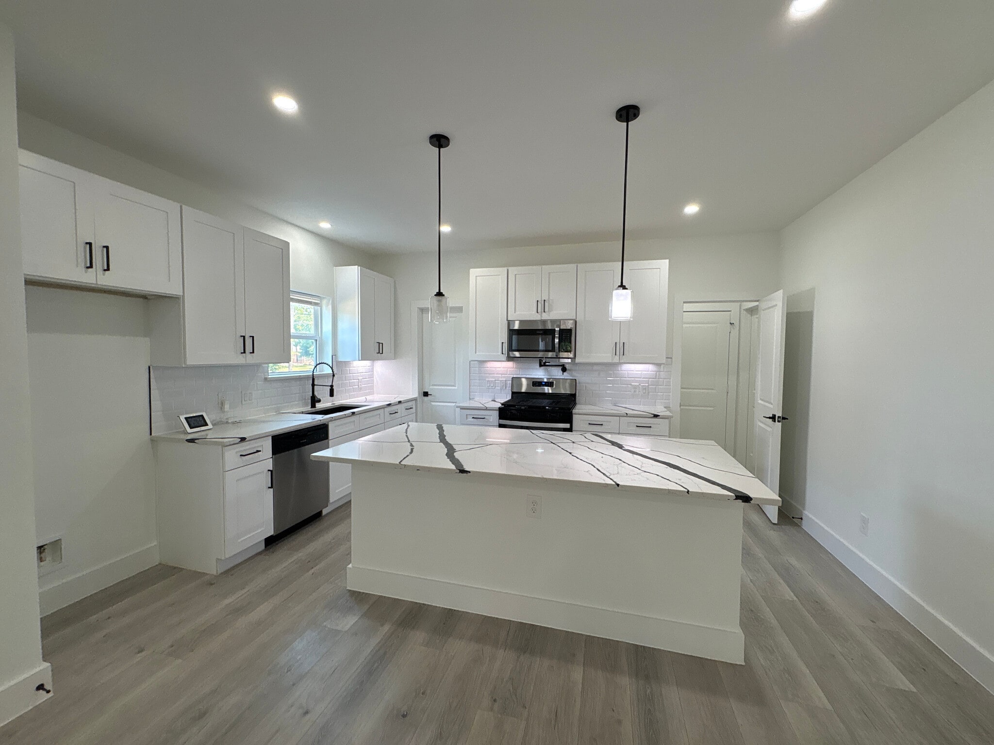 Building Photo - Room in Duplex on Wendelkin St