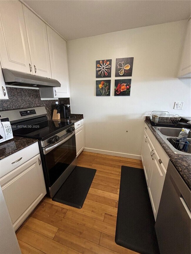 Building Photo - 600 NE 36th St